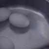 Thả 4 quả trứng vào nồi nước đun sôi và chờ thêm 2 - 3 phút. Sau đó thả trứng vào nước đá để trứng dễ lột vỏ.