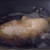 Quét một lớp nước lên bột, sau đó phủ vụn bánh mì lên rồi để bột lên men khoảng 30 phút. Cho dầu vào chảo, rán bánh ở nhiệt độ lửa vừa trong vòng 3 - 4 phút, sau đó vớt bánh ra để ráo dầu.