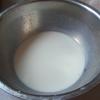 Sữa để ấm, chia thành 4 phần đều nhau. Một phần sữa cho vào bí đỏ nghiền nát. Tương tự cho một phần sữa vào khoai lang tím nghiền nát. Bí đỏ, khoai lang tím mỗi loại trộn cùng bột và đảo đều thành khối. Bột cho vào một phần sữa, nhào đều. Cho 1 muỗng bột trà xanh vào một phần bột và sữa ấm khác đảo đều. Cho một ít men nở vào cả 4 khối bột rồi để bột nghỉ cho lên men. 