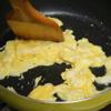Đập trứng vào chảo dầu nóng và chiên chín rồi lấy ra đĩa để riêng. Bạn không làm thành trứng đảo bông, cũng không nhất thiết rán thành tấm to dày thông thường, bạn để trứng vừa đủ đóng bánh thì đảo nhẹ để có được phần trứng chiên với từng phần nhỏ trứng chín mềm nhờ dầu nóng.
