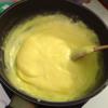 Cách làm nhân bánh bao kim sa: Cho 50gr bơ lạt, 45gr sữa đặc có đường, 30gr sữa bột, 60ml nước cốt dừa vào trứng vịt muối, trộn đều đến khi tan hoàn toàn thành hỗn hợp mịn.