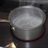 Đun sôi 100ml nước, để nguội khoảng 40 - 45 độ C. Cho 30gr đường, 8gr men nở và nước sôi để nguội vào 1 cái tô, trộn đều. Nếu nhiệt độ nước cao quá sẽ làm men chết, bánh bao đậu đỏ sẽ không nở được đó.