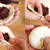 Cán bột dẹt ra, dùng tay ấn lõm ở giữa. Tiếp đến, cho nhân đậu đỏ vào, nặn tròn hoặc tạo hình cho bánh bao tùy thích.