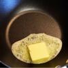 Làm tan chảy bơ trong chảo, cho 700gr bột mì, bơ tan chảy, 8gr bột nở vào tô, đổ nước men nở ở trên vào hỗn hợp.