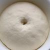 Cho bột mì vào trong tô lớn. Đổ nước có men vừa hòa tan vào từ từ vào bột rồi khuấy đều. Sau đó, nhào bột cho mịn, mềm. Lúc đầu có thể dính một chút. Đậy tô lại, rồi ủ bột trong khoảng 1 giờ hoặc cho đến khi chỗ bột nở lên gấp đôi.