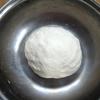 Làm vỏ bánh bao hấp: Đun sữa tươi cho ấm lên khoảng 40-50 độ C rồi cho gói men nở (có sẵn trong gói bột) vào, khuấy đều, để 10 phút để men nở. Sau đó đổ vào 400g bột (bớt lại khoảng nửa bát con để làm áo bột), thêm đường, chút muối rồi nhồi đều tay khoảng 10 phút. Thêm 1 muỗng canh dầu ăn rồi nhào thêm 10 phút nữa. Sau đó để bột nghỉ, phủ khăn ẩm lên trên rồi ủ bột trong vòng 1 giờ.