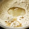 Trộn đều bơ, nước dùng gà, muối, bột bắp vào 1 cái tô. Quết một lớp mỏng lên vỏ bắp ngô.