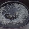 Làm nóng dầu ăn trong chảo. Đổ hỗn hợp bột vào chảo, san đều, phẳng bề mặt như hình bên.