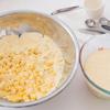 Bắp hột trộn với bột mì, bột nở, muối, đường trắng, trứng gà,  bột bắp, trong 1 cái tô lớn. Cho bơ vào lò viba, quay tan chảy, sau đó, trộn đều với sữa tươi và sữa chua.