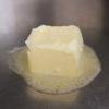 Đun chảy 1 muỗng canh bơ rồi cho bơ đã cắt vào, đảo đều rồi cho hỗn hợp bột vào, khuấy đều lên.