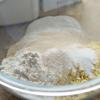 Đầu tiên, trộn đều bột mì, bột bắp, đường trắng, bột quế trong 1 cái tô. Sau đó, đổ sữa tươi vào cùng, khuấy đều tạo thành một hỗn hợp bột đồng nhất.
