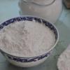 Trộn đều bột gạo, bột năng, muối trong 1 cái chén. Đổ từ từ 1 chén nước lọc vào hỗn hợp bột, vừa đổ vừa khuấy đều.
