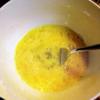 Đập 1 quả trứng gà còn lại ra chén, tách lấy lòng đỏ, khuấy đều. Quết 1 lớp lòng đỏ trứng gà lên bánh, cho vào lò nướng khoảng 9-12 phút ở nhiệt độ 180 độ C.