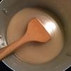 Cho đường, vanilla và 150ml nước cốt dừa vào nồi, bắt lên bếp, nấu cho tan đường (chủ yếu là cho tan đường nên bạn đừng để hỗn hợp bị sôi).