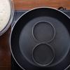 Cho 2 khuôn kim loại cao 8cm lên chảo không dính, để cho chảo nóng thì cho bột vào 3/4 khuôn, sau đó đậy nắp chảo và nấu khoảng 10 phút, cho đến khi bột bánh chín. Dùng xẻng trở khuôn bánh lại, đậy nắp nấu thêm 5 phút nữa cho bánh chín vàng.