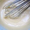 Cho từng quả trứng vào thố bơ đường, đánh tan đều sau mỗi lần thêm trứng. Để máy chạy tốc độ chậm, lần lượt cho 1 muỗng hỗn hợp bột mì và bột nở, rồi 1 muỗng sữa, chanh, vani vào âu bơ trứng, làm từ từ cho đến hết, trộn cho bột mịn. Sau đó, để bột nghỉ khoảng 20-30 phút trước khi nướng.