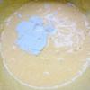 Cho từng quả trứng vào thố bơ đường, đánh tan đều sau mỗi lần thêm trứng. Để máy chạy tốc độ chậm, lần lượt cho 1 muỗng hỗn hợp bột mì và bột nở, rồi 1 muỗng sữa, chanh, vani vào âu bơ trứng, làm từ từ cho đến hết, trộn cho bột mịn. Sau đó, để bột nghỉ khoảng 20-30 phút trước khi nướng.