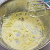 Cách làm bánh bông lan: Rây mịn 300g bột mì và 1 muỗng cà phê bột nở (baking powder) vào một thố lớn. Trong một tô sạch, trộn đều 2 muỗng cà phê nước cốt chanh với 250ml sữa tươi và 1 muỗng cà phê tinh chất vani. Trong thố sạch khác, dùng máy đánh trứng đánh bông 70g bơ lát (đã được làm mềm ở nhiệt độ phòng) với 250g đường trắng, đánh cho đến khi bơ chuyển thành màu kem nhạt.