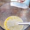Bật lò nướng trước ở 149 độ C. thoa một lớp bơ chống dính vào khuôn bánh bông lan. Gọt vỏ bí ngòi, rửa sạch, bào sợi. Lột vỏ chuối cho vào âu lớn, dùng nĩa nghiền nhuyễn mịn. Thêm 85gr mật ong, 60ml dầu olive, 2 quả trứng vào, dùng phới lồng trộn đều lên.