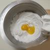 Làm nóng lò ở 180 độ trong khoảng 10-15 phút. Bạn đập trứng ra âu và tách riêng lòng đỏ với lòng trắng. Trong âu lòng trắng trứng bạn dùng máy đánh bông lên, chia làm 3 lần mỗi lần đánh bạn bỏ vào 10 gr đường bột, đánh đến khi tạo được chóp đứng thì ngưng. Sau đó bạn cho lòng đỏ trứng gà vào trộn đều bằng máy khoảng 5 giây và cho bột vào trộn đều cũng chỉ khoảng từ 5-7 giây là được.