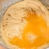 Thêm nước cam và tinh dầu cam vào, trộn đều. Sau đó đổ hỗn hợp bột vào trong một khuôn dạng ống. Nướng bánh ở nhiệt độ 350 độ F (180 độ C) trong khoảng 1 giờ hoặc cho đến khi bánh chín.