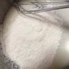 Đổ 60ml sữa tươi nguyên chất vào thố lớn, thêm 40g dầu ăn vào, dùng máy đánh trứng có que đánh phới lòng để khuấy cho hỗn hợp sữa và dầu được quyện đều. Tiếp đến cho 60g bột mì vào hỗn hợp, tiếp tục đánh cho bột quyện đều nhé.