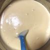 Cho 1/3 chỗ lòng trắng trứng gà đã đánh vào thố lòng đỏ, dùng spatula áp dụng kỹ thuật flod để trộn hỗn hợp làm bánh bông lan nướng cho quyện đều và đồng nhất nhé. Làm tương tự cho 2 lần thêm lòng trắng trứng còn lại.