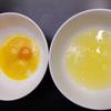 Trứng gà đập ra tô, tách lấy lòng đỏ, lòng trắng trứng, để riêng.