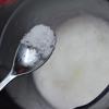 Dùng máy đánh trứng, đáng đều lòng trắng trứng với 1/2 muỗng cà phê muối, 1 muỗng canh nước cốt chanh trong tô.