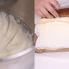Cho kem tươi cùng 20g đường cát vào âu, dùng máy đánh trứng đánh cho đến khi bông cứng. Đợi bánh nguội hẳn thì phết kem tươi vào, cho 2 quả chuối ở giữa làm nhân rồi cuộn bánh lại.