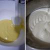 Đánh đến khi bột tan hết. Đánh bông lòng trắng trứng lên, vừa đánh vừa từ từ thêm đường đến khi lòng trắng trứng bông cứng.