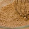 Đầu tiên, cho bột mì, bột nở và bột cacao trong 1 cái tô lớn, trộn đều.