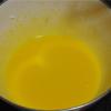 Để làm bánh bông lan cuộn thì trong một âu lớn, cho lòng đỏ trứng vào trộn đều với sữa tươi, dầu ăn bằng phới lồng. Tiếp đến rây mịn bột mì đa dụng vào âu và dùng phới lồng đánh mịn.