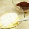 Chia đôi hỗn hợp bột ra, 1 phần trộn với 40gr tinh bột còn lại, phần còn lại trộn với 30gr bột cacao. Hai hỗn hợp này phải đảm bảo có kết cấu giống nhau, nếu phần hỗn hợp nào bị lỏng hơn thì trộn 2-3 thìa súp sữa đặc vào.