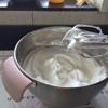Chia đường và muối ra nhiều phần. Thêm từ từ vào thố lòng trắng trứng, dùng máy đánh đến khi hỗn hợp bông và hình thành chóp bám lên que đánh trứng là được.