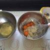 Tiếp tục tách lấy 4 lòng đỏ trứng gà cho vào thố bột đánh tan trứng và quyện đều vào hỗn hợp bột bánh bông lan.
