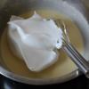 Múc 1/4 phần lòng trắng đã đánh bông cho vào hỗn hợp bột bơ trứng trộn đều. Cứ làm như vậy cho đến hết phần lòng trắng trứng. Cho vào khuôn tròn có lót giấy nến và nướng ở nhiệt độ 140 độ C trong 80 phút.