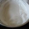Cho phần 50gr bột mì vào hỗn hợp bơ, trứng, dùng phới lồng trộn đều. Lòng trắng, 70gr đường, 1/4 muỗng cà phê nước cốt chanh cho vào tô đánh bông trắng.