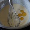 Cho 50gr bơ, 100ml sữa tươi, 140gr phô mai vào một tô lớn, hâm cách thủy đến khi phô mai tan chảy cùng bơ, để nguội. Cho phần lòng đỏ trứng vào khuấy đều. 