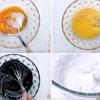 Tách riêng lòng đỏ và lòng trắng trứng. Đánh tan lòng đỏ trứng với 10g đường và vani nước. Thêm dầu ăn, sữa tươi vào trứng và trộn đều. Sau đó, rây bột mì, bột bắp và bột tinh than tre vào trộn đều. Đánh bông lòng trắng trứng với 5ml nước cốt chanh và lượng đường còn lại.