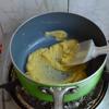 Cho 60gr bơ vào nồi, đun tan chảy. Tắt bếp, cho bột mì vào, dùng phới trộn đều lên. Tiếp theo, cho sữa tươi, 2 lòng đỏ trứng gà vào cùng, trộn đều.