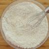 Cho bột mì, bột nở và muối vào tô lớn. Dùng lồng phới (whisk) trộn đều. Trong một tô hoặc âu khác, dùng lồng phới đánh tan trứng và vani. Để riêng qua 1 bên,