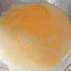 Đập trứng gà ra tô, tách lấy lòng đỏ trứng gà, thêm 55gr đường trắng vào, đánh cùng.
