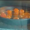 Cách làm bánh bông lan trứng muối ngon nằm ở khâu xử lý trứng muối không bị tanh. Rửa sạch lòng đỏ trứng muối với nước lạnh và rượu trắng cho bớt mùi. Lót giấy bạc vào khay nướng, xếp lòng đỏ trứng muối lên khay, dùng cọ quét một lớp dầu ăn lên từng lòng đỏ trứng muối. Mở lò nướng ở nhiệt độ 165 độ C, cho khay trứng muối vào lò. Trứng muối nướng trong 5 phút rồi lấy khay ra khỏi lò. Để trứng nguội bớt rồi cắt mỗi lòng đỏ làm hai. Vậy là mình có 16 miếng trứng muối.