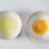 Tách trứng gà, để riêng lòng đỏ và lòng trắng trứng ra 2 tô.