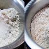 Chanh rửa sạch, bào lấy vỏ, sau đó cắt làm đôi, vắt lấy nước cốt chanh. Cho bột mì, bột nở, muối nở vào 1 cái tô, trộn đều.