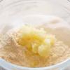 Bột bắp vàng (cornmeal) là một dạng bột xay thô của bắp, không mịn và được làm bằng cách nghiền cả phần vỏ bắp, khác với bột bắp (cornstarch) nha! Cho bột bắp vàng ra tô, trộn cùng hành tây xay, bơ lạt.