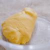 Rây 55g tinh bột ngô (bột bắp) và 25g bột mì vào thố trứng. Khuấy đều rồi dùng tay nhồi bột bánh bắp thành khối đồng nhất có màu vàng nhạt. Bóc màng thực phẩm để bột nghỉ khoảng 20 phút. Sau đó vê khối bột thành những viên bánh bắp có kích thước cỡ trái nhãn.