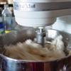 Dùng máy trộn bột trộn đều bột năng, bột gạo với 5 muỗng canh đường, 4 muỗng canh bột súp gà, 4 muỗng canh dầu ăn và 1.1 lít nước sôi cho đến khi bột trở thành một khối mịn dẻo, khoảng 3 phút.