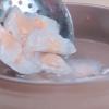 Luộc bánh bột lọc nhân tôm với nước sôi có 1 muỗng canh dầu, sau 3 phút thấy bánh bột lọc nổi lên thì vớt bánh ra đặt vào tô nước đá 2 phút rồi lấy ra. Nước đá sẽ giúp bánh bột lọc trong và dai hơn.